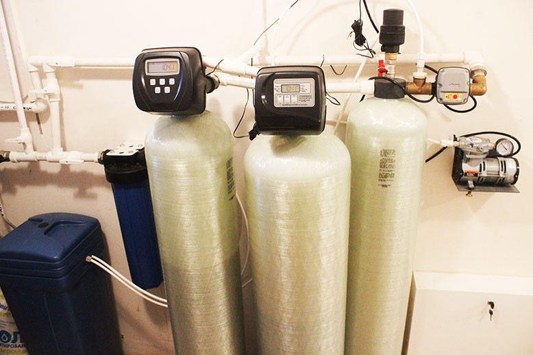 Система фильтрации воды в частном доме из скважины и поселкового колодца