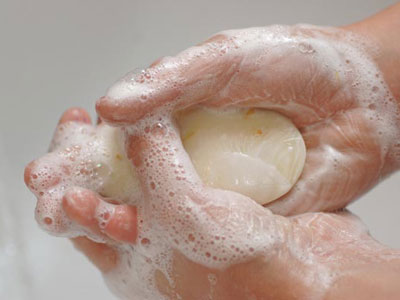 Как смягчить жесткую воду для нормального намыливания рук?